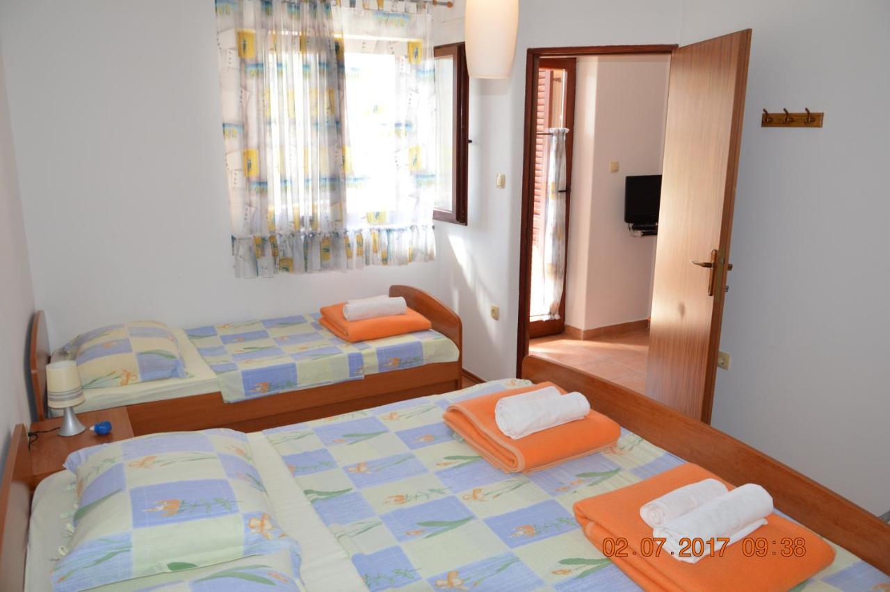 לון Apartments And Rooms By The Sea Jakisnica, Pag - 4160 מראה חיצוני תמונה